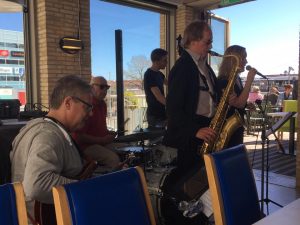 Denna bild har ett alt-attribut som är tomt. Dess filnamn är Bo-NybergKville-saluhall-Jazz´n-Food-Lilleva-Berglund-B´Four-lördag-300x225.jpg